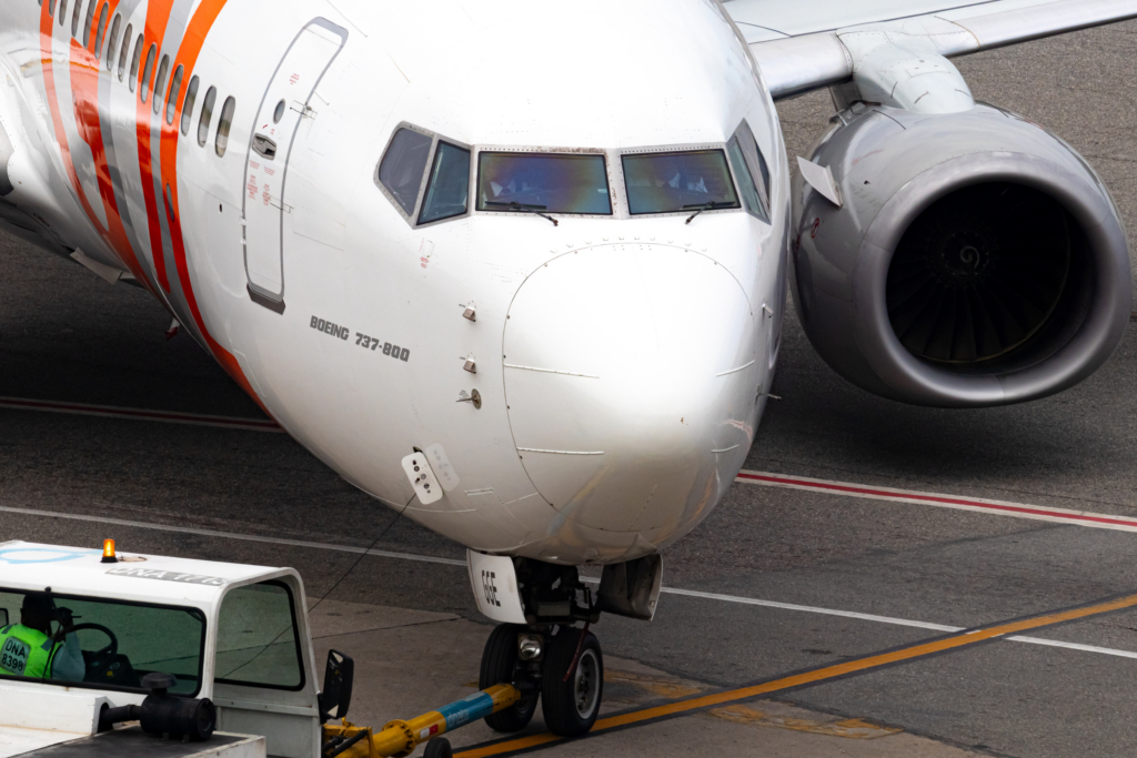 GUARULHOS, SP, BRASIL - 2 de abril de 2024 - Boeing 737-800 da GOL Linhas Aéreas, prefixo PR-GEE, sendo rebocado da remota do T2 do Aeroporto de Guarulhos para decolar. Feito em 2002, inciiou suas operações pela easyJet (prefixo G-EZJT ). Passou pela AIres e LAN Colombia de 2009 a 2011 (Prefixo HK-4675). Em operação desde 2012, sempre pela GOL. Foto: Ariadne Barroso