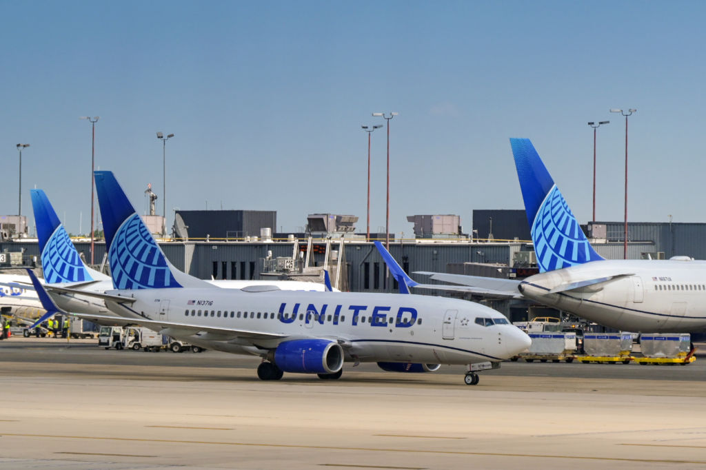 United 737 at IAD