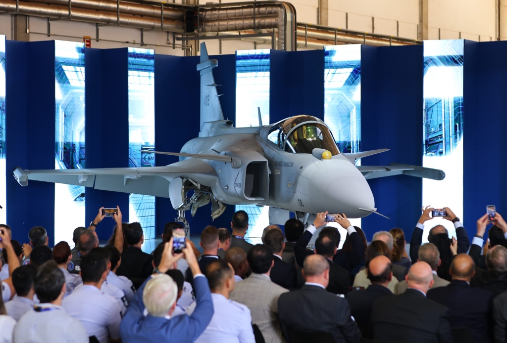 Embraer, Saab and the Brazilian Air Force unveiled the first Gripen E Fighter produced in Brazil-3