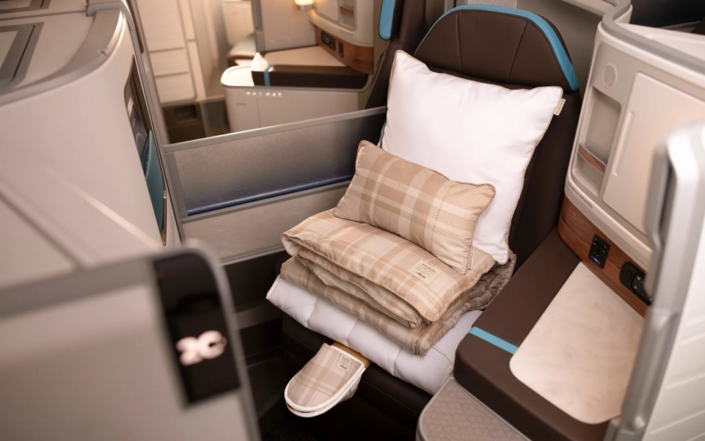 Alaska Airlines International business class suite