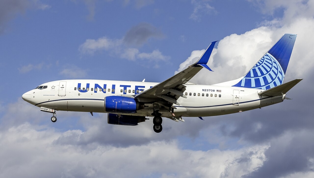 United Boeing 737-700