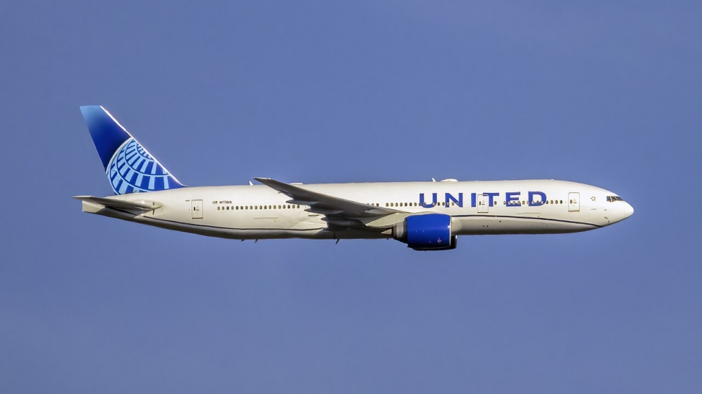 United Boeing 777-200