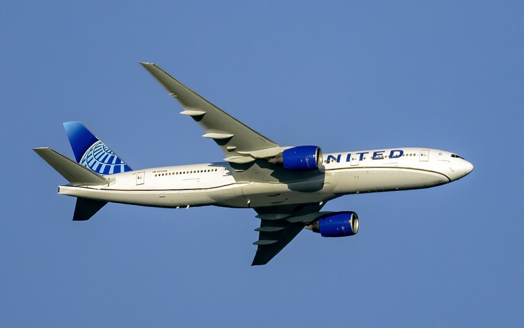 United Boeing 777-200