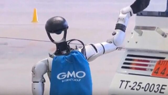 Japan Airlines humanoid robot ground handler at Tokyo Haneda airport
