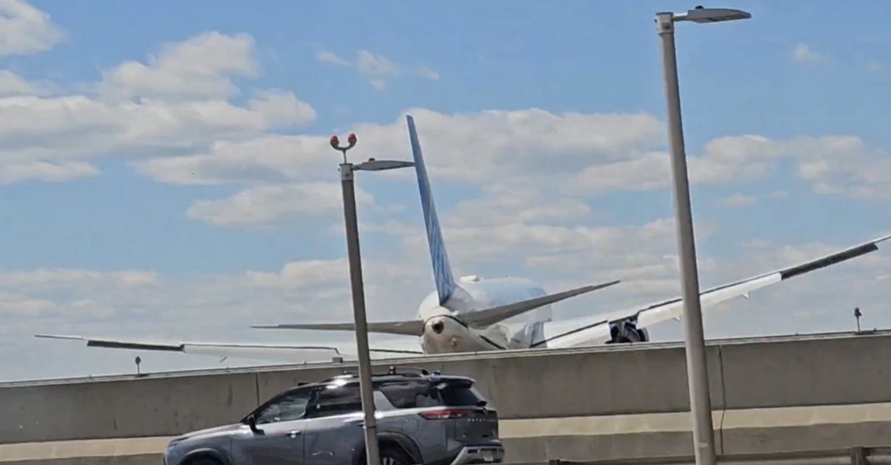 United Airlines 767 strikes truck on highway by Newark Airport