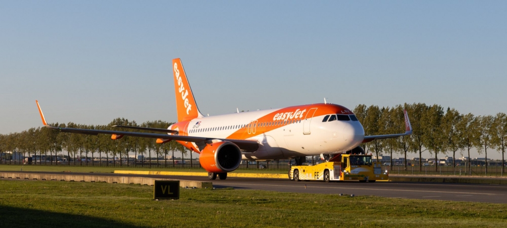 Amsterdam Schiphol partners with easyJet, Airbus and Menzies to deploy electric TaxiBot