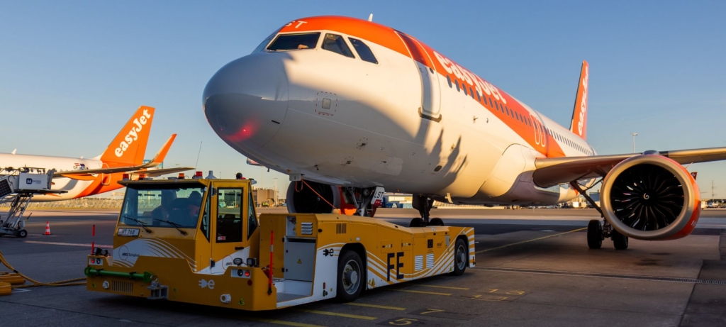 Amsterdam Schiphol partners with easyJet, Airbus and Menzies Aviation to deploy electric TaxiBot