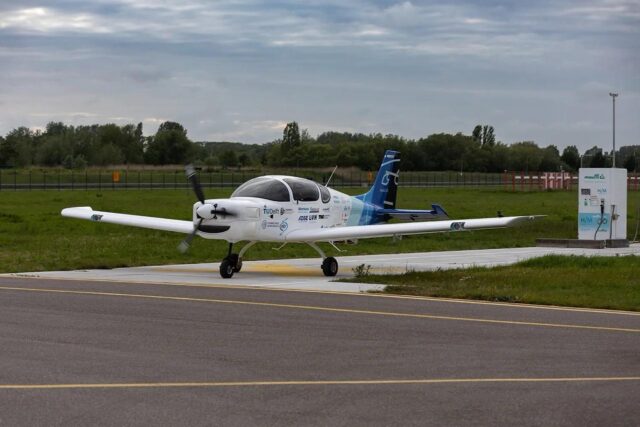 TU Delft team tests hydrogen aircraft at Rotterdam The Hague Airport