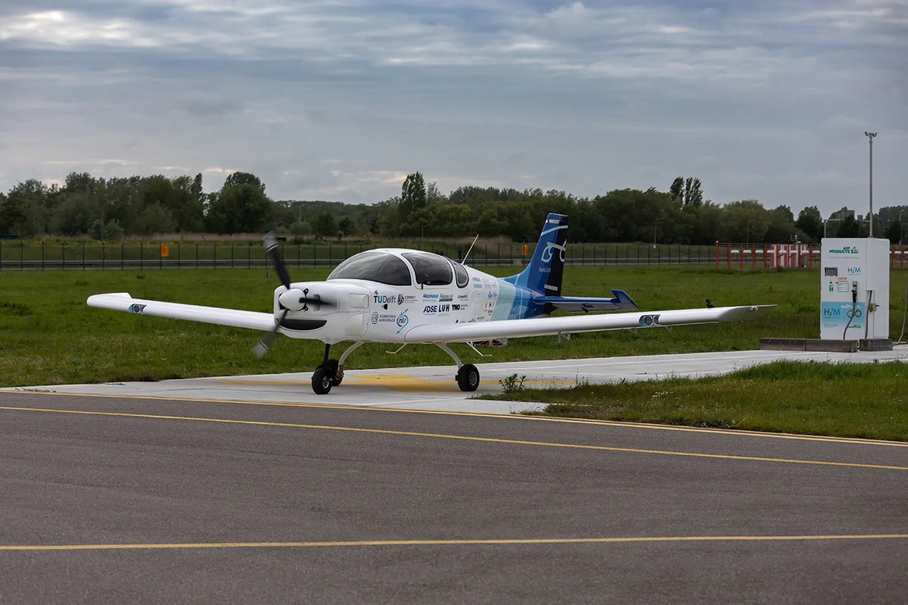 TU Delft team tests hydrogen aircraft at Rotterdam The Hague Airport