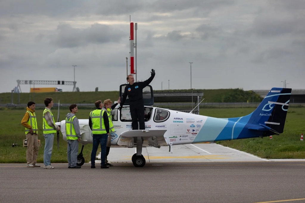 TU Delft team tests hydrogen aircraft at Rotterdam The Hague Airport