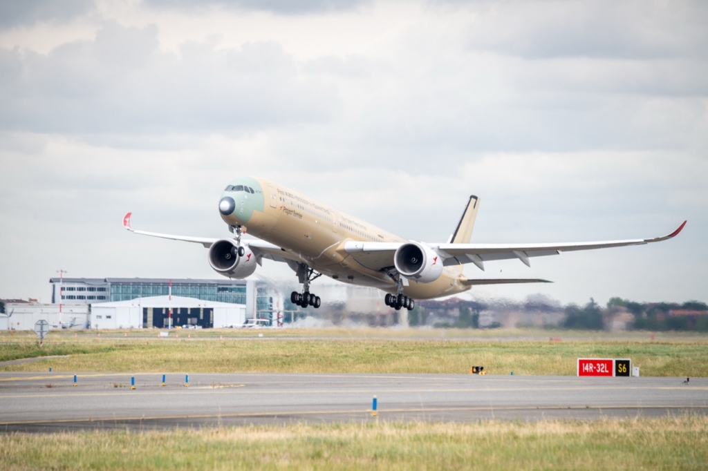 A350-1000ULR MSN707 Qantas First flight-push back and take off