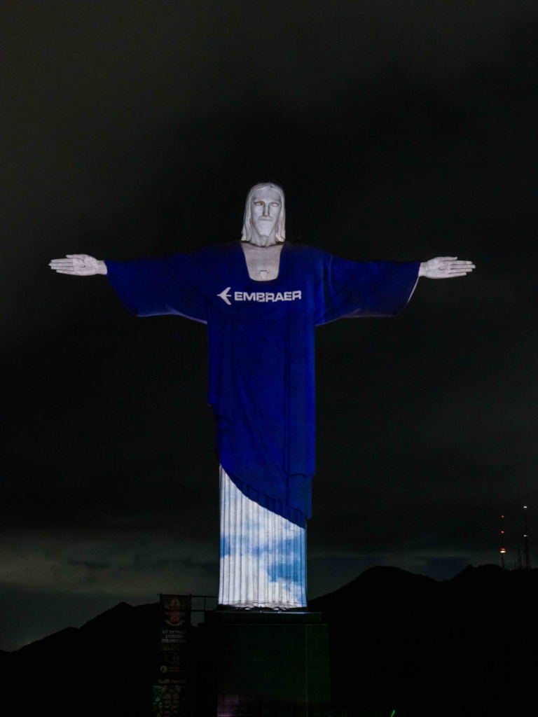 Embraer projects E2 onto Christ the Redeemer in Rio