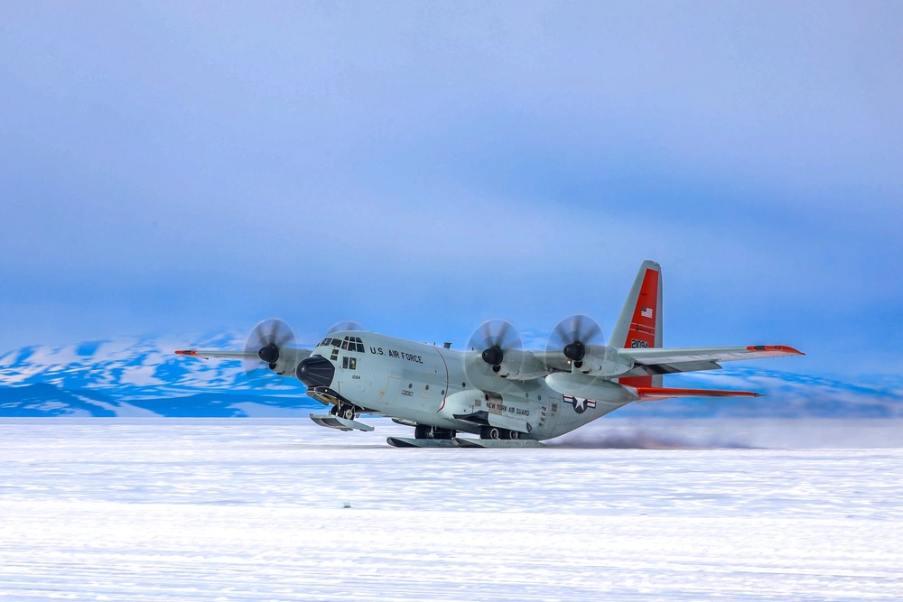 Ice runway landing by USAF with C-130