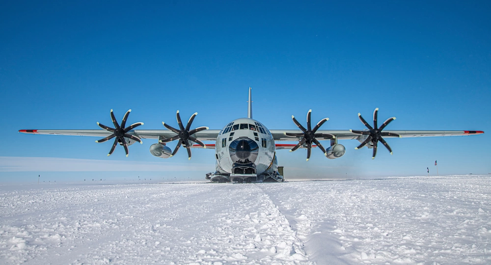 Skidbirds C-130 in the arctic