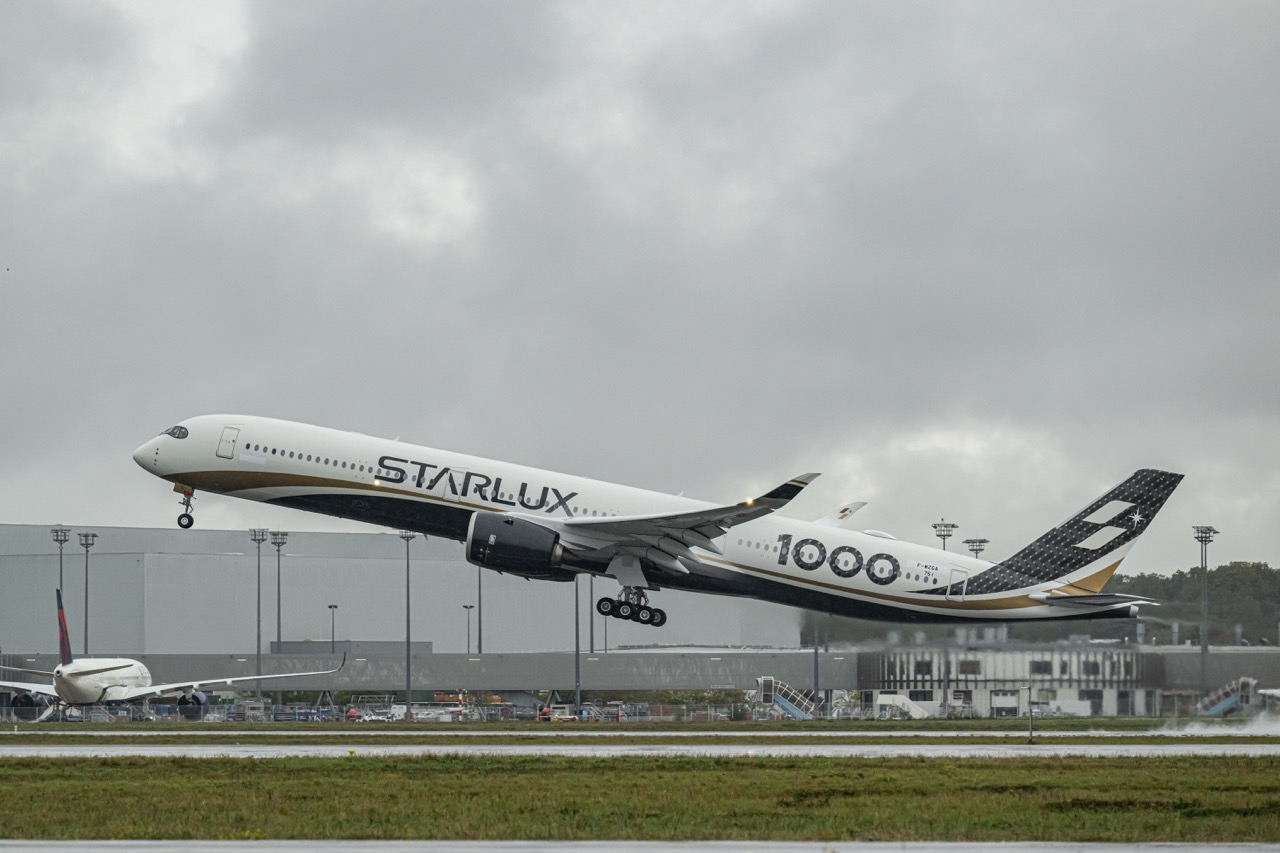 Starlux first A350-1000