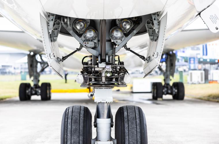 Boeing 787 landing gear by SAfran