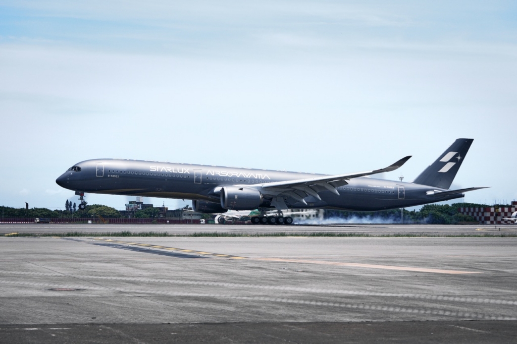 STARLUX AIRSORAYAMA Silver A350-1000