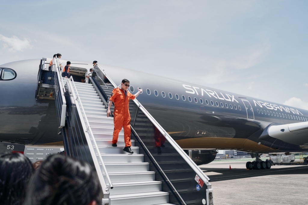 STARLUX AIRSORAYAMA Silver A350-1000