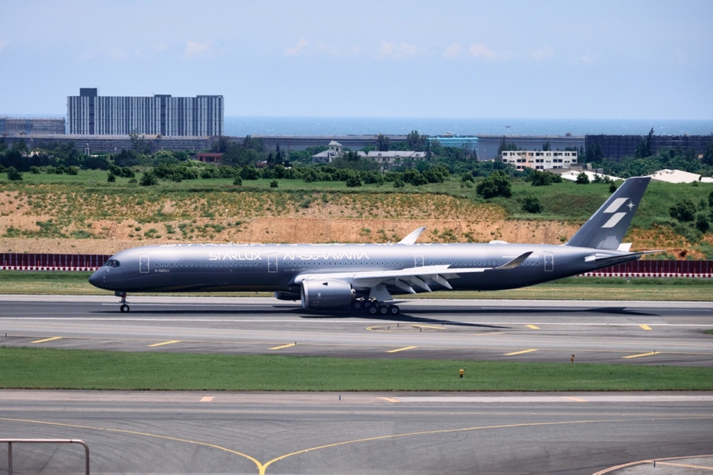 STARLUX AIRSORAYAMA Silver A350-1000