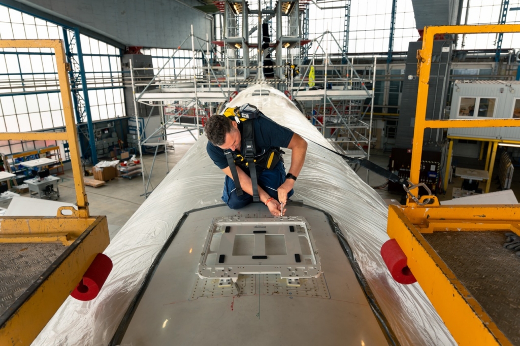 Lufthansa Starlink antenna installation