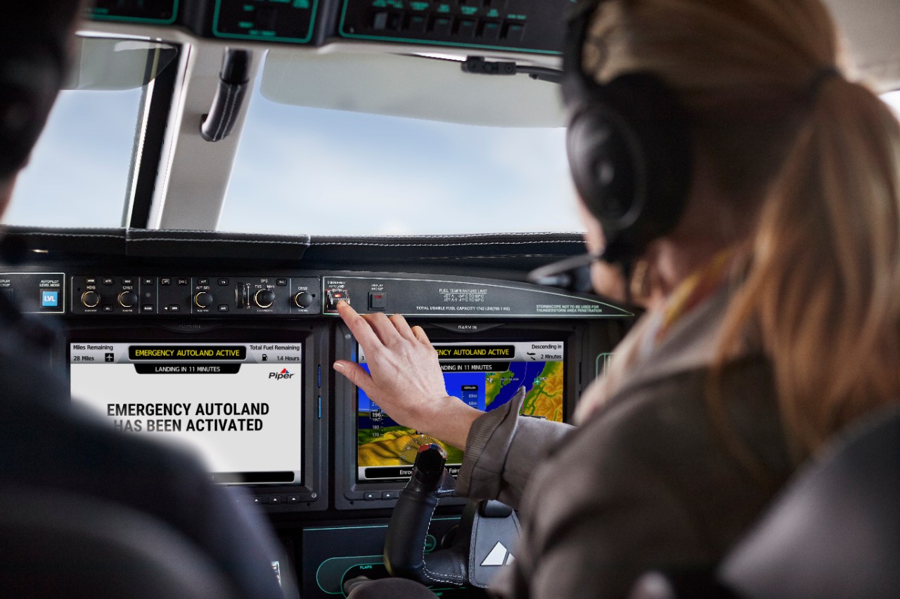The Garmin Emergency Autoland in use in the flightdeck 