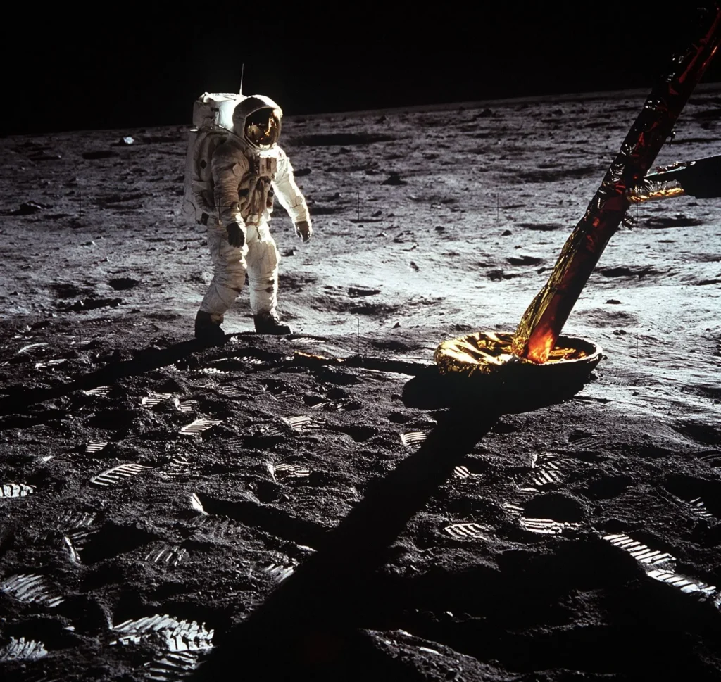 The first footprints on the moon: American astronaut Edwin Aldrin stands next to the Eagle landing module. The picture was taken by Neil Armstrong, who had just left the flight capsule.