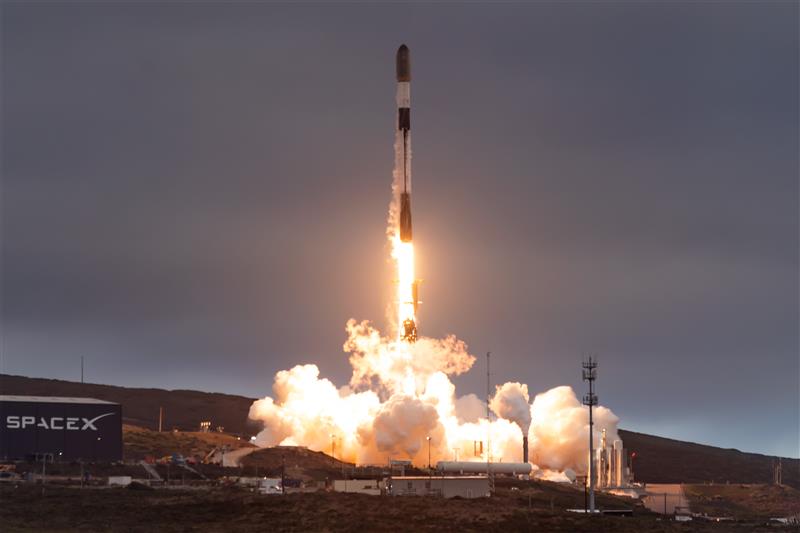 Teams complete back-to-back Falcon 9 launches from Florida and California