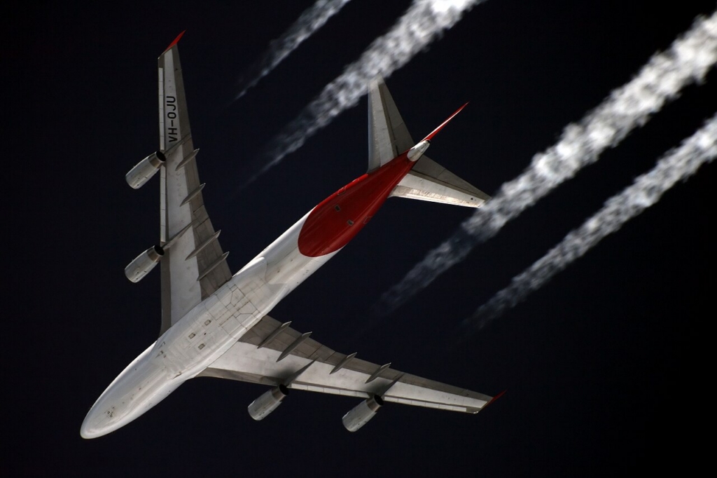 Contrails behind 747