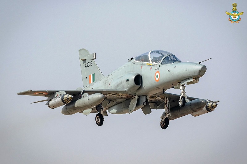 TrainerThursday The IAF Hawk Mk 132 aircraft is an Advanced Jet Trainer. Used primarily for training of ab-initio fighter pilots, it can also be used for limited ground attack roles. @Suryakiran_IAF displays its aerobatic prowess on the same platform as well.
