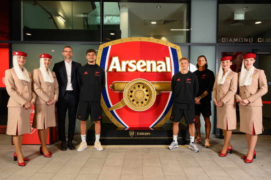 Emirates turns A380 and 777 into crest for Arsenal