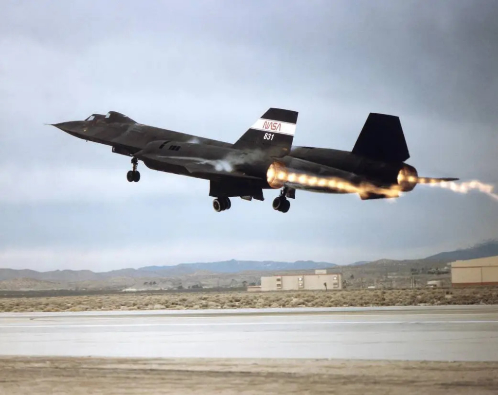 NASA Sr-71 Blackbird takes off with afterburner