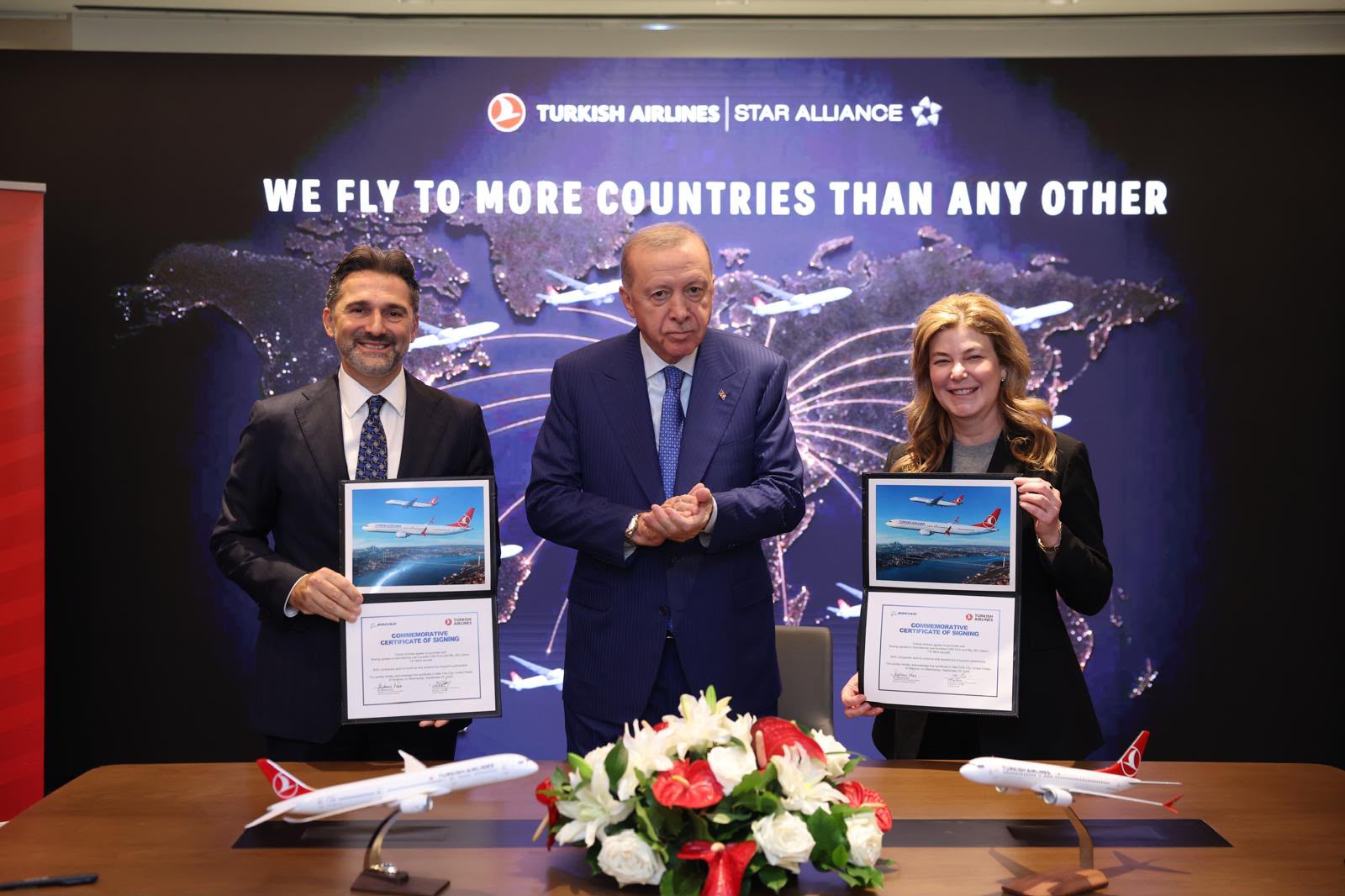 Prof Murat Şeker, Turkish Airlines chairman of the board and the executive committee; His Excellency Recep Tayyip Erdoğan, president of the Republic of Türkiye; and Stephanie Pope, president and CEO of Boeing Commercial Airplanes, mark the signing of Turkish Airlines' order for up to 150 737 MAX airplanes